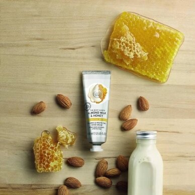 The Body Shop Almond Milk & Honey rankų kremas 30ml 2